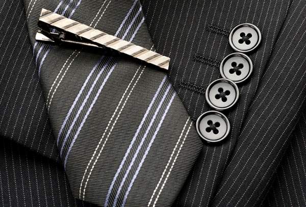 A tie, shirt and jacket combination: nothing... simpler!  Xacus