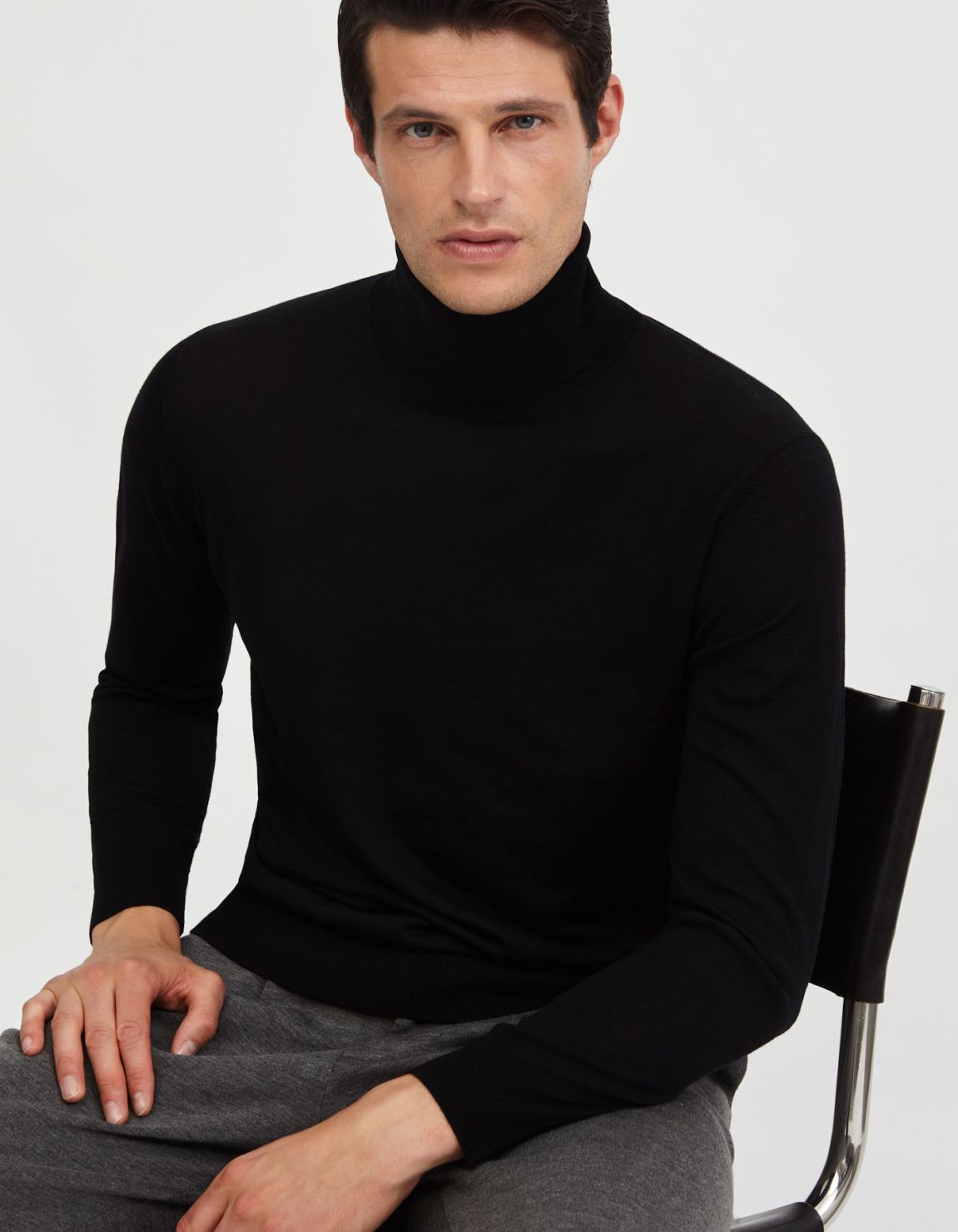 Sweater Black Fine 18 gauge merino wool yarn Regular Fit 3